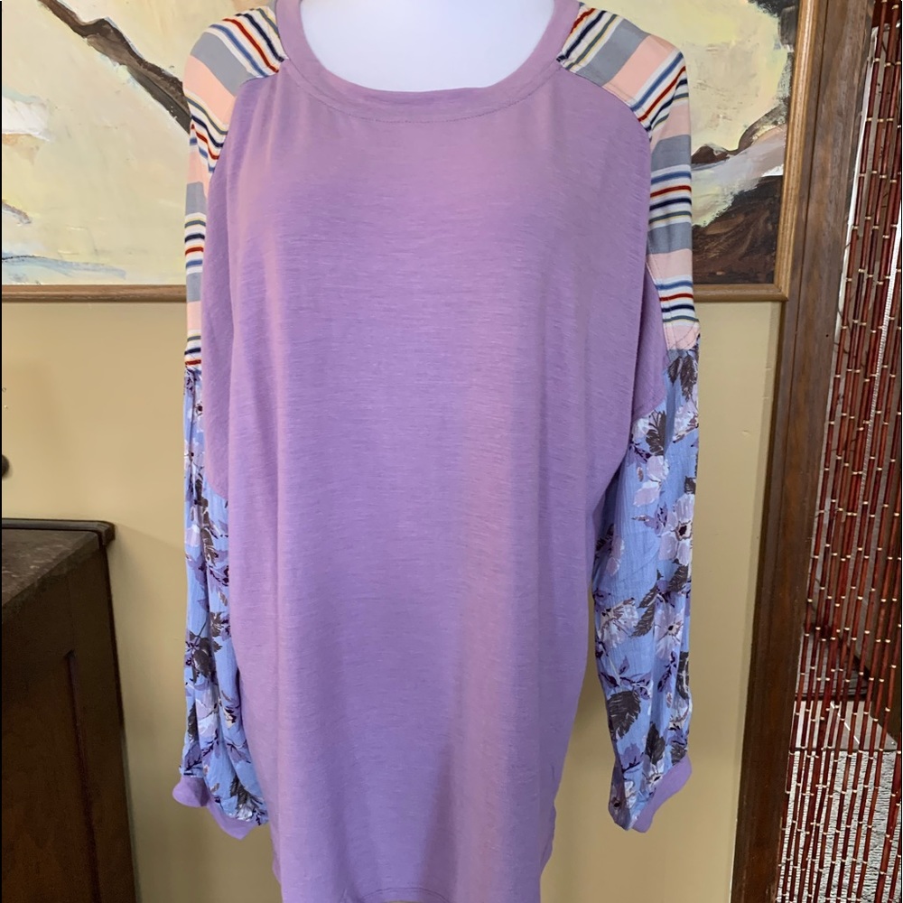 NWT GigiO purple multi design top Sz M